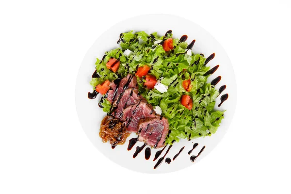 Salat mit Roastbeef auf Teller weiß isoliert — Stockfoto