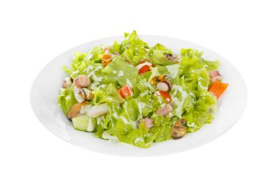 Plaka beyaz izole deniz ürünleri salatası