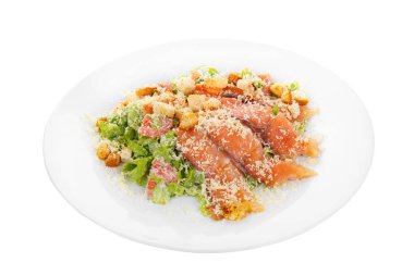 Sezar salatası ile balık plaka beyaz izole