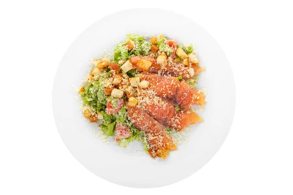 Caesar insalata con pesce su piatto bianco isolato — Foto Stock