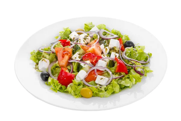 Insalata greca con salsa su piatto bianco isolato — Foto Stock