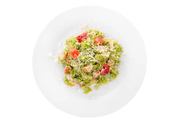Salade César au poulet sur assiette blanche isolée — Photo