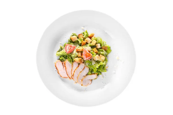 Salada Caesar com frango em prato branco isolado — Fotografia de Stock