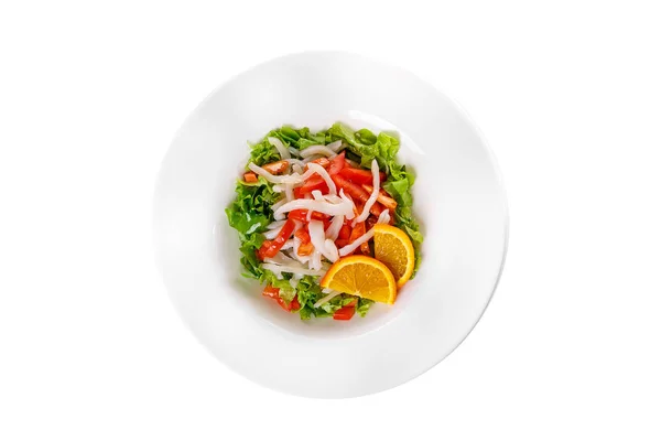 Salat mit Meeresfrüchten auf Teller weiß isoliert — Stockfoto