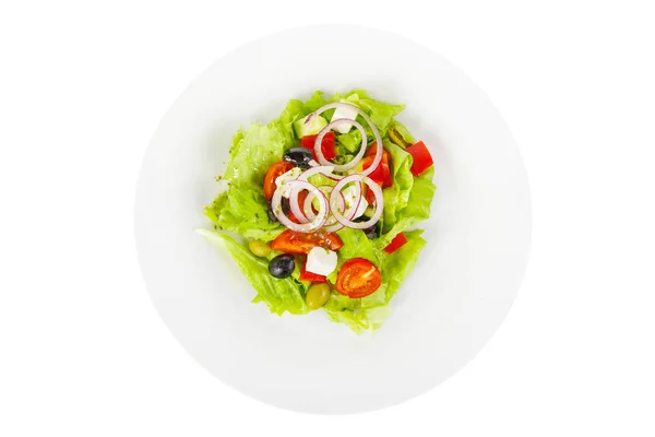 Insalata greca con salsa su piatto bianco isolato — Foto Stock