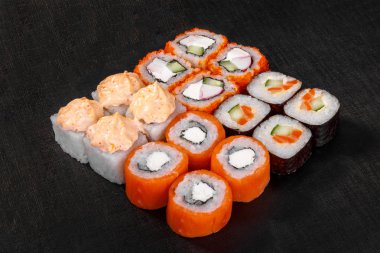 Suşi, siyah bir izole arka plan üzerinde rulo