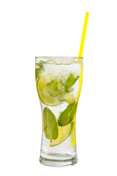 Летний напиток с лаймом и мятой изолированный белый — стоковое фото