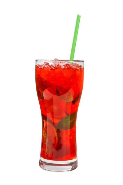Літній червоний коктейль на ізольованому білому тлі — стокове фото