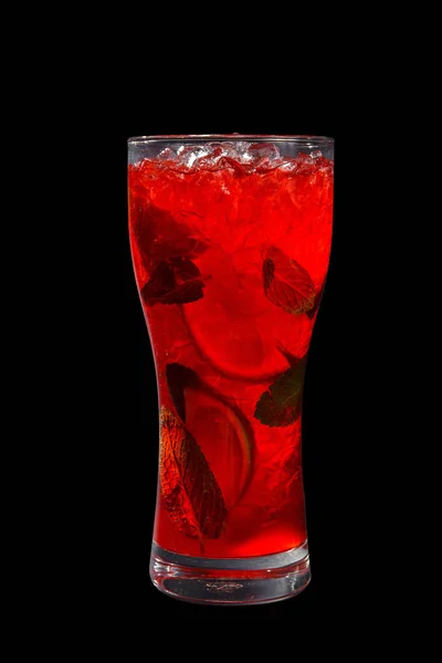 Sommerroter Cocktail auf isoliertem schwarzen Hintergrund — Stockfoto
