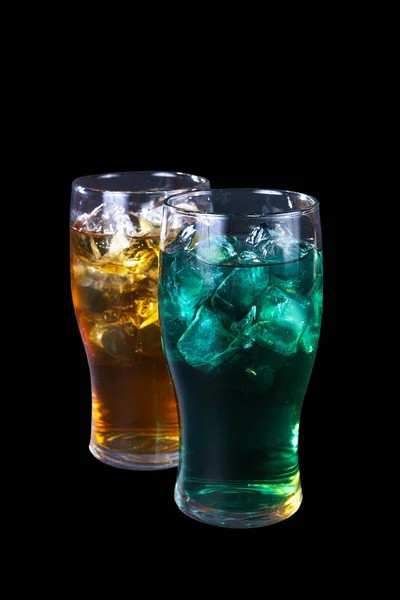 Due cocktail estivi su sfondo nero isolato — Foto Stock