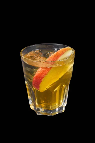 Cocktail estivo con mela su fondo nero isolato — Foto Stock
