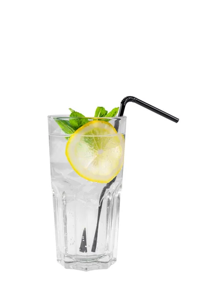 Cocktail d'été sur fond blanc isolé — Photo