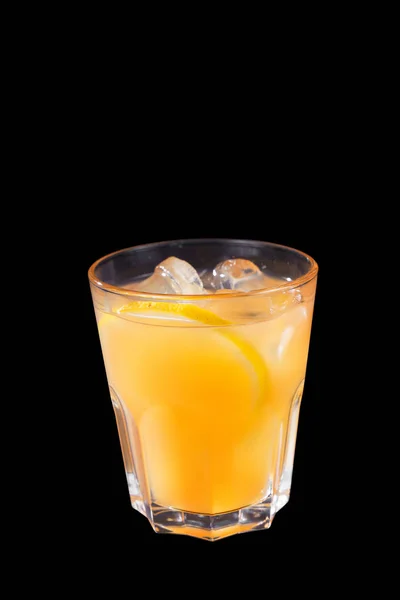 Sommergelber Cocktail auf isoliertem schwarzem Hintergrund — Stockfoto