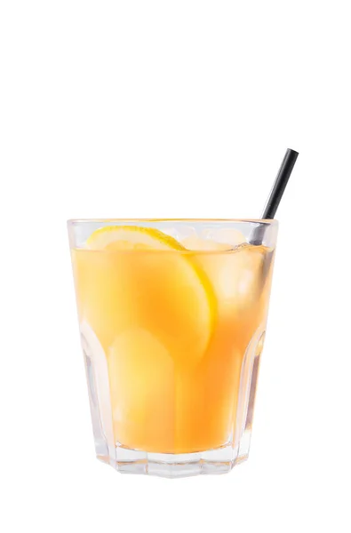 Cocktail estivo giallo su sfondo bianco isolato — Foto Stock