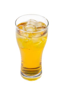 İzole beyaz arka plan üzerinde yaz sarı kokteyl