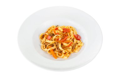 Makarna, sığır eti ve sebze izole beyaz ile erişte