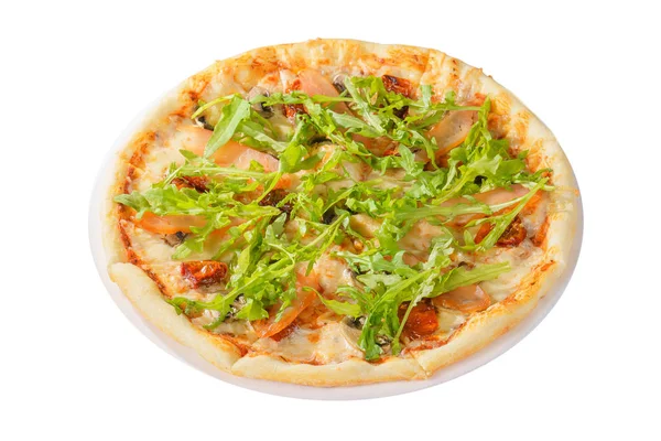 Pizza con rúcula, tomates secos aislados fondo blanco —  Fotos de Stock