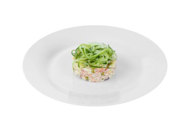 Plaka beyaz izole salatalık ile Rus salatası