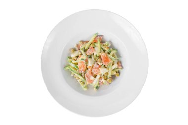 Plaka beyaz izole balık ile Rus salatası