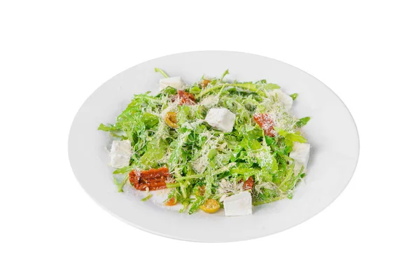 Salat mit Rucola, Feta, getrockneten Tomaten weiß isoliert — Stockfoto
