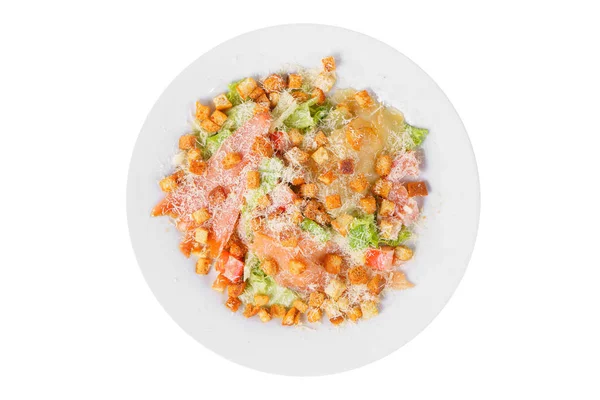 Salada Caesar com peixe em prato branco isolado — Fotografia de Stock