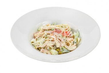 Plaka beyaz izole jambon ile Rus salatası