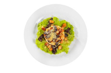 Ekmek kırıntısı ve erik beyaz izole ile Salata