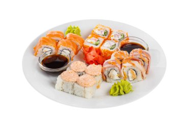 Suşi, bir beyaz izole arka plan üzerinde rulo