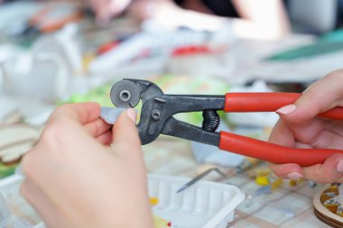 Kadın eller sanatçı mozaik yakın toplamak