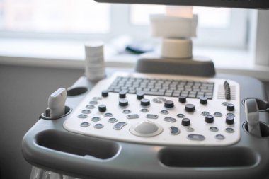 Arkadan aydınlatmalı yüksek teknolojiultrason makinesine yakın