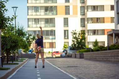 uzun tahtalı kız geri duruyor, el kaldırdı
