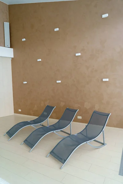 Tre metall stolar i tomma rum — Stockfoto