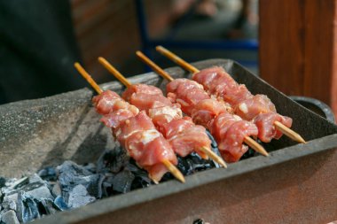 Ahşap çubuklar üzerinde bir mini barbekü pişirme