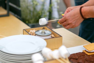 Bir kadın şekerleme pişiribiliyor.