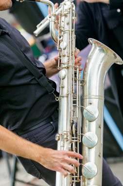 Şehir caddesinde saksafon müzisyeni yakın çekim
