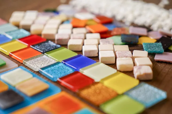 Eine Mosaikfliese wird für ein Bild vorbereitet — Stockfoto
