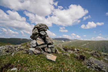 Dağlarda küçük bir taş kule