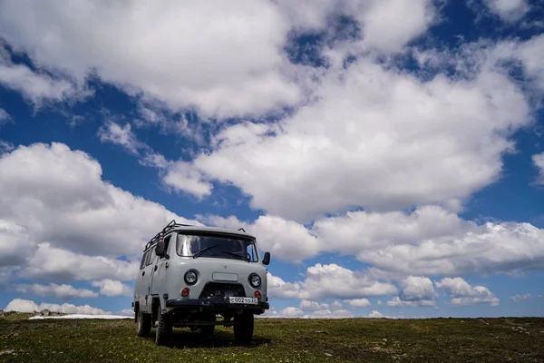 Vecchio russo minibus turistico in piedi sul campo di erba verde — Foto Stock