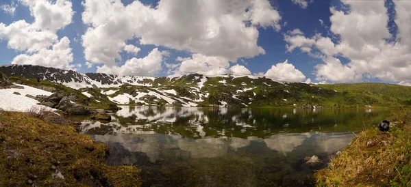 Lago salvaje en el valle de montaña —  Fotos de Stock