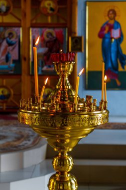 Dini bir tapınak mumlar yanan ile sunak.