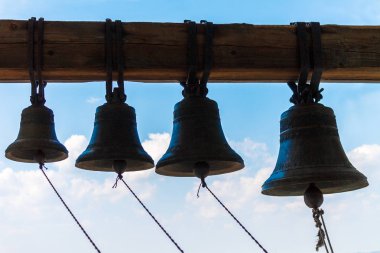 Birkaç Bronz Çan Kulesi mavi gökyüzü karşı tapınağın üzerinde beyaz bulutlar ile zil.