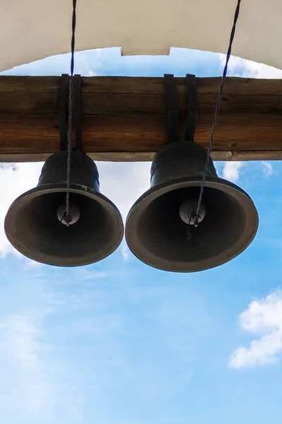 Varias Campanas Bronce Suenan Torre Del Templo Contra Cielo Azul —  Fotos de Stock