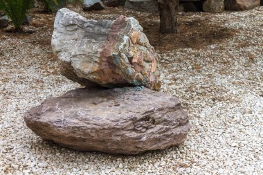 Dekoratif taş taş üzerinde bir grup peyzaj tasarımı yapılan yarda dekorasyon olarak.
