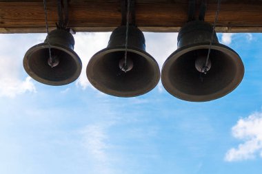 Birkaç Bronz Çan Kulesi mavi gökyüzü karşı tapınağın üzerinde beyaz bulutlar ile zil.