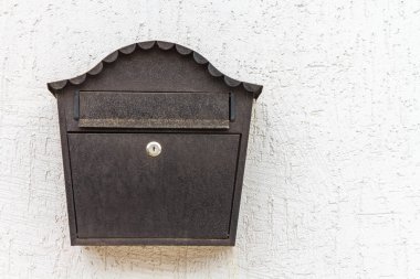Gazeteler, parsel ve mektup--dan sokulgan için bekleyen güzel bir posta kutusu asılı.