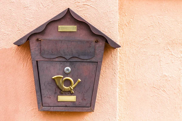 Ein Schöner Briefkasten Hängt Und Wartet Auf Zeitungen Pakete Und — Stockfoto