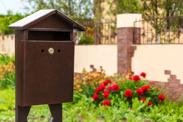 Ein Schöner Briefkasten Hängt Und Wartet Auf Zeitungen Pakete Und — Stockfoto