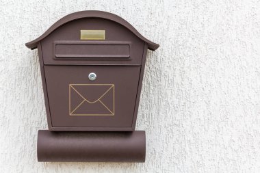 Gazeteler, parsel ve mektup--dan sokulgan için bekleyen güzel bir posta kutusu asılı.
