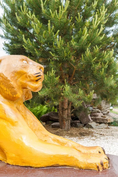 Bir ev dekorasyon ve şans, güç ve güç sembolü olarak dekoratif sarı aslan yalan.