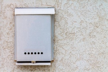 Gazeteler, parsel ve mektup--dan sokulgan için bekleyen güzel bir posta kutusu asılı.